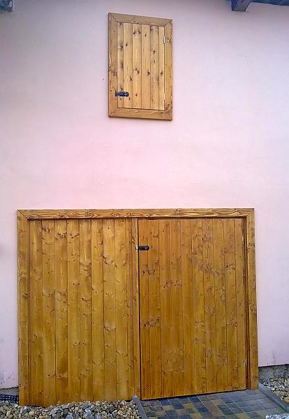 Foto1007.jpg - Vrata a dvířka na půdu